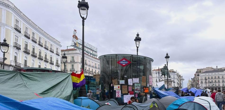 Tensión por la vivienda en Madrid: la acampada en Puerta del Sol resiste tras el revés legislativo