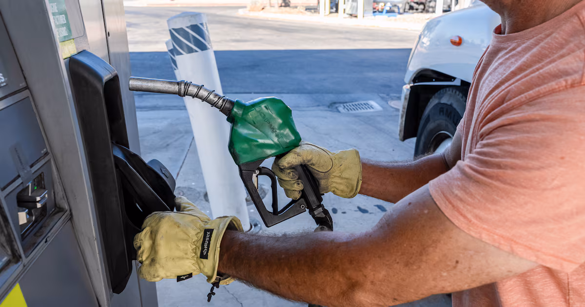 Trump flexibiliza el uso de diésel sin impuestos para frenar el alza de los combustibles