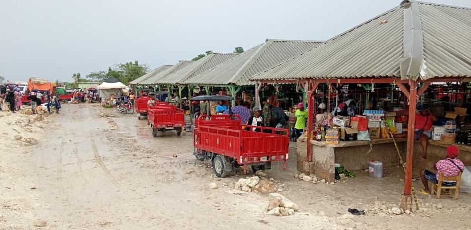 Comerciantes dominicanos pagan hasta US$5,000 semanales en peajes a bandas haitianas para cruzar mercancías