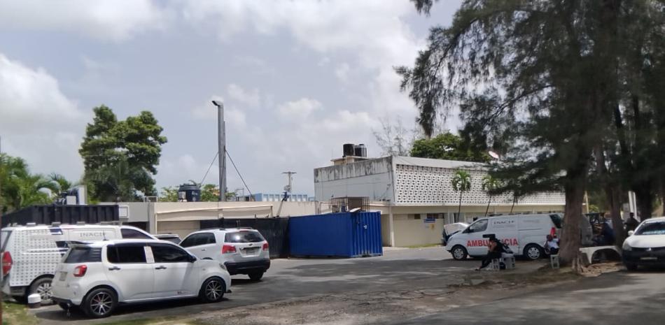Dolor e incertidumbre en el Inacif: Familiares reclaman los restos de 'Diddy Glow' tras violento tiroteo en Boca Chica