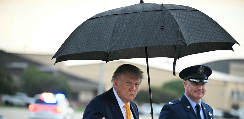 Trump eleva el tono y advierte con golpear «muy duro» a Irán tras incidente en vuelo hacia Israel