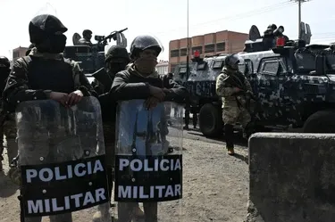 Tensión en Bolivia: Campesinos y policías se enfrentan en la primera protesta contra el estado de excepción