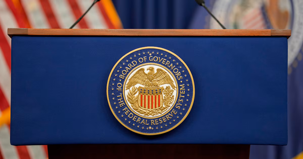 La Reserva Federal recupera terreno, pero la presión energética y la cautela por la IA frenan el optimismo en Wall Street