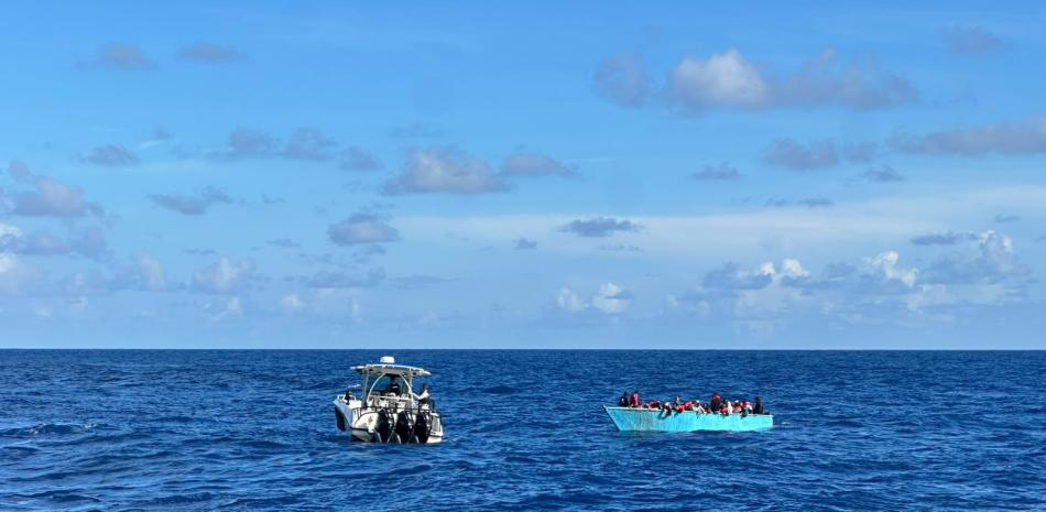 Frenan viaje clandestino: Armada intercepta embarcación con 59 personas en costas de Samaná
