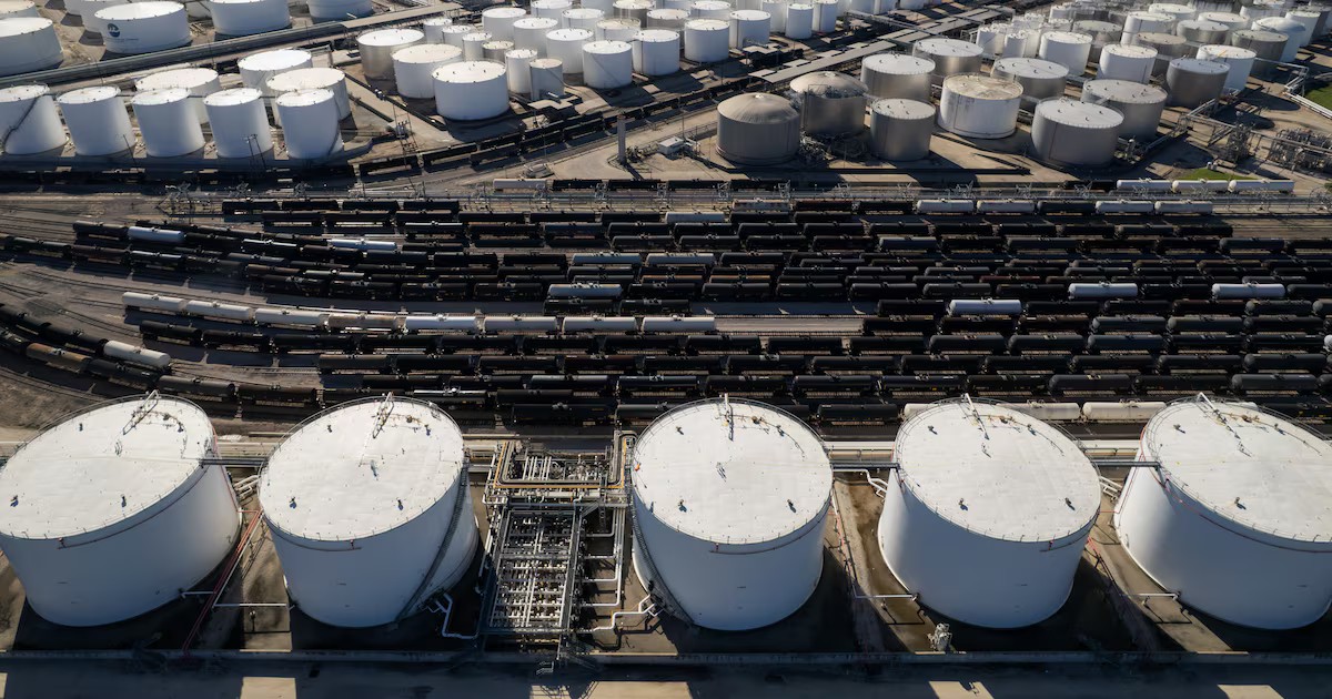 Petróleo en la encrucijada hacia 2027: De un desplome a US$74 a un disparo hasta los US$130