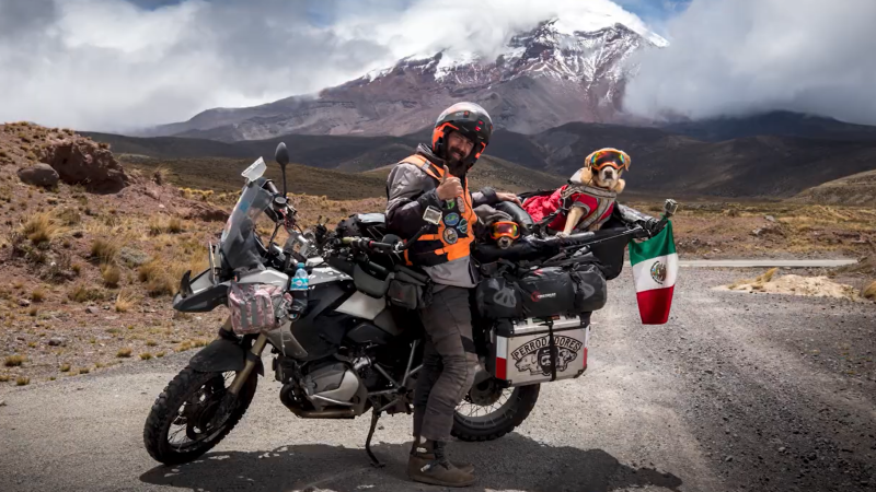 Travesía sobre ruedas: la historia del viajero que recorre Sudamérica en motocicleta junto a sus fieles caninos