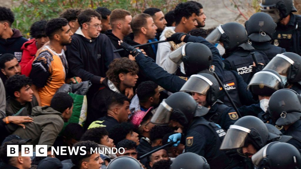 Tensión en Ceuta: Colapsa el operativo para reubicar a miles de migrantes varados en las playas