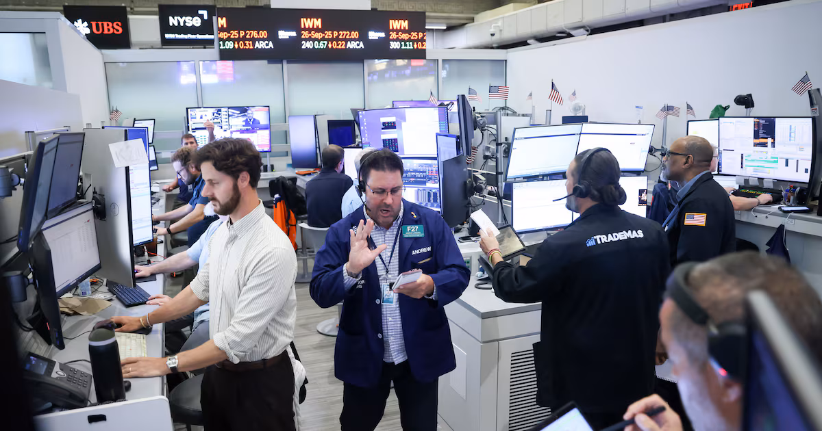 Wall Street busca estabilidad impulsada por el respiro del petróleo y a la espera de datos clave en EE. UU.