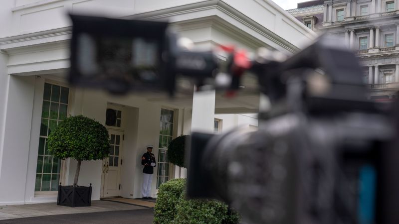Tensión en Washington: Casa Blanca desactiva credenciales y veta a periodistas de varias cadenas
