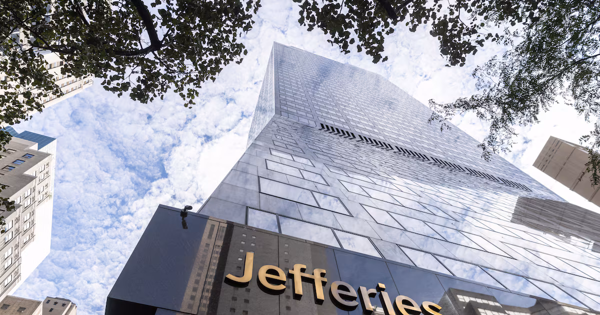 Jefferies tropieza en Wall Street tras desplome del 50% en gestión de activos pese al brillo de su banca de inversión