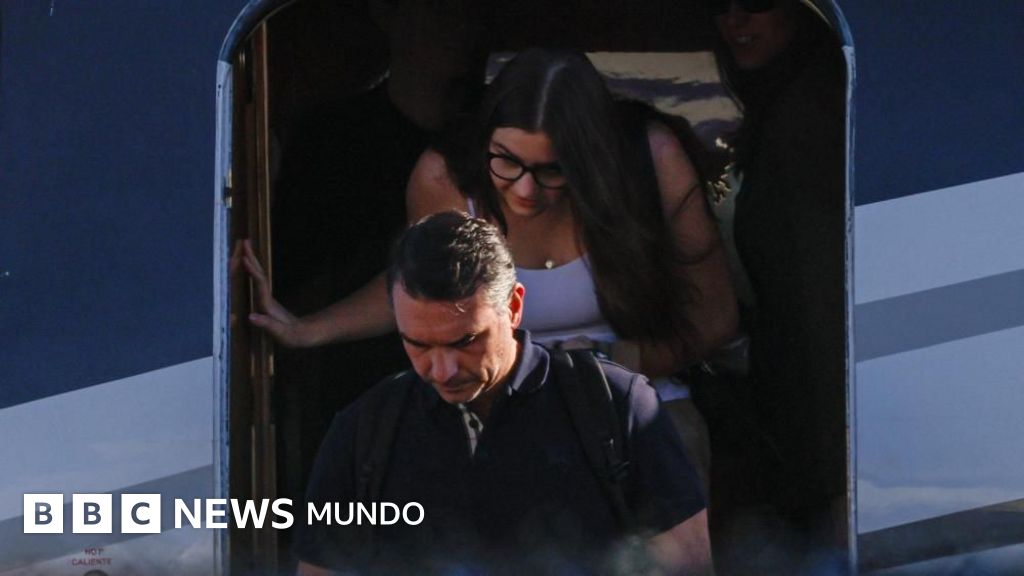 Flávio Bolsonaro desafía a la justicia brasileña y aterriza en Miami tras su derrota electoral
