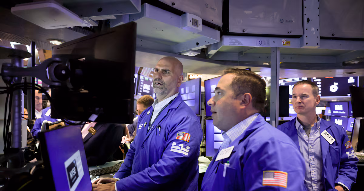 Wall Street se apoya en el impulso tecnológico mientras el crudo sobre US$100 y los bonos tensan el tablero