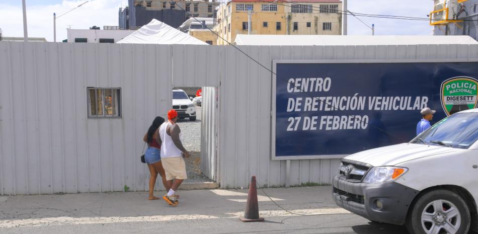 Hinchas buscan recuperar vehículos retenidos tras el choque futbolístico entre RD y Haití
