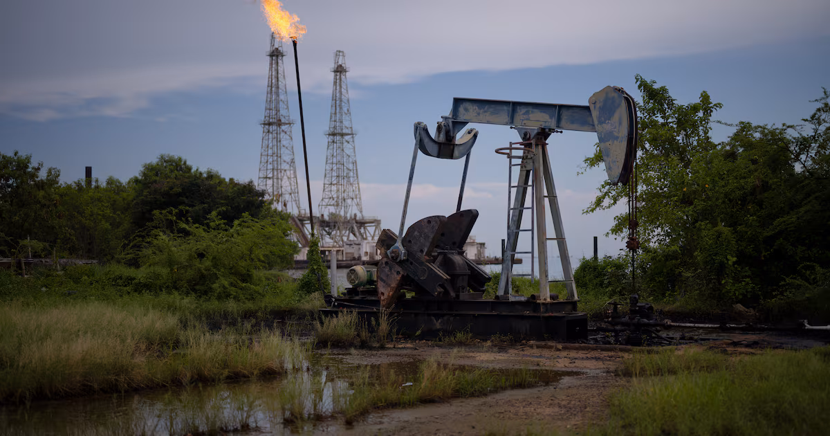 El petróleo modera su avance y ronda los US$106 ante expectativas de diálogo sobre Ormuz