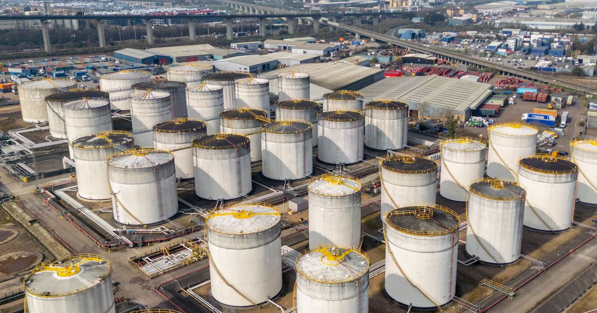 El petróleo cede terreno tras tocar techos de cinco meses en medio de la volatilidad en Medio Oriente