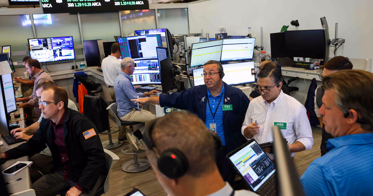 Wall Street frena su racha: El crudo a US$100 y el rendimiento de los bonos enfrían el entusiasmo bursátil