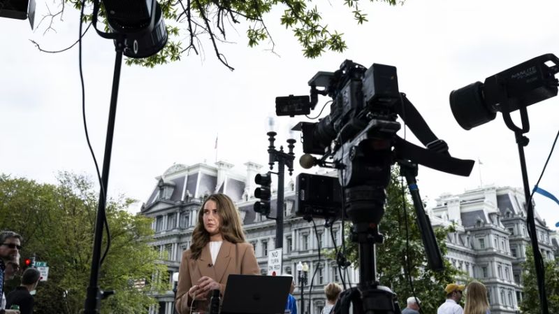 Conflicto en Washington: Cadenas de noticias demandan al Gobierno de Trump tras veto en la Casa Blanca