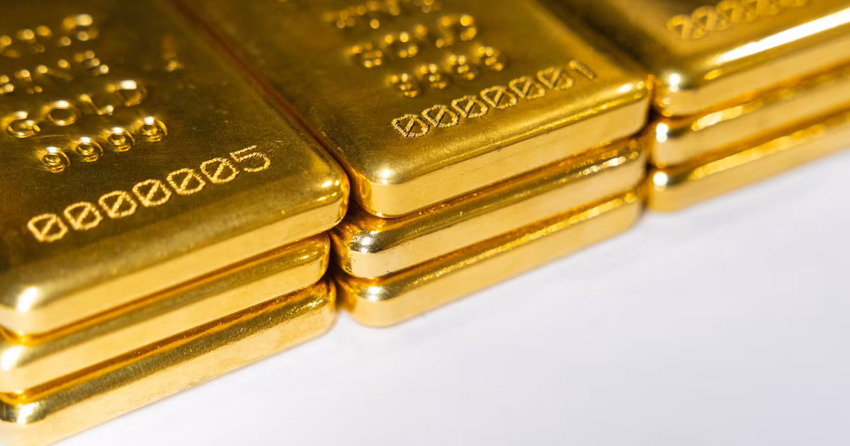 El oro modera su repunte tras alza de tasas de la Fed y advertencia de mayores ajustes
