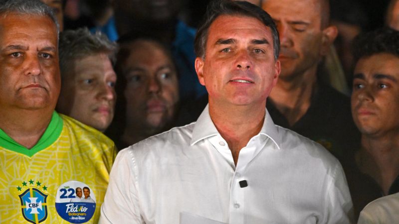 Misterio sobre el paradero de Flávio Bolsonaro tras desobedecer orden judicial que le impedía salir de Brasil