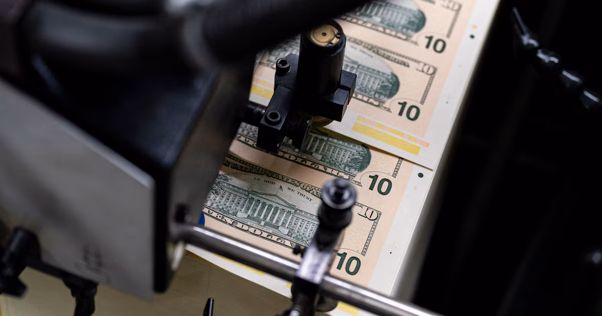 Presión alcista para el dólar: las claves tras la postura restrictiva de la Fed y el nerviosismo global