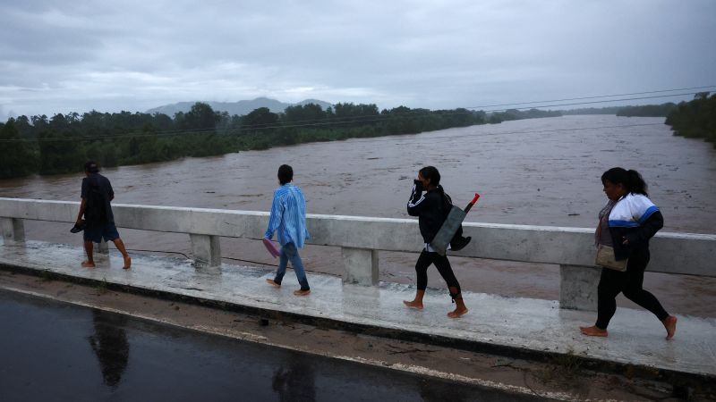 El huracán Simon desciende a categoría 2 frente al Pacífico mexicano tras dejar una víctima mortal