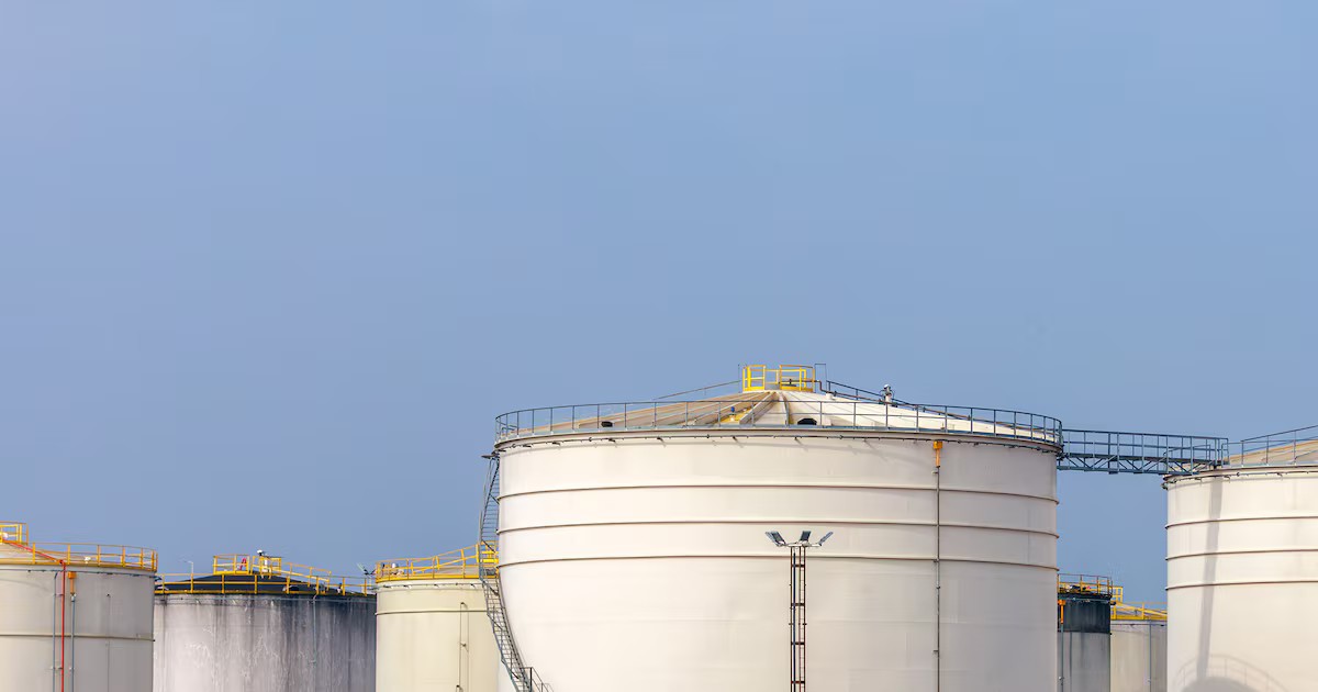 El petróleo Brent escala hasta los US$110 por barril impulsado por la tensión geopolítica y la escasez de oferta