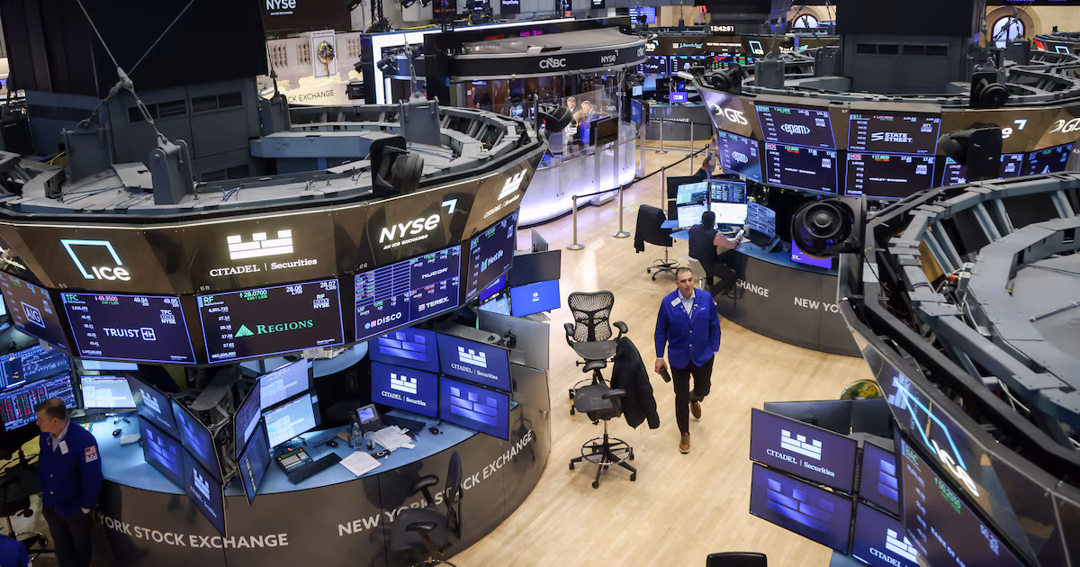 Wall Street retrocede ante repunte del crudo y tensiones en el Estrecho de Ormuz