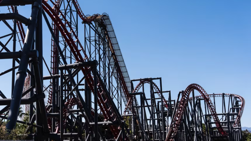 Six Flags clausura de forma definitiva su emblemática montaña rusa X2 tras denuncias de muertes y graves secuelas cerebrales