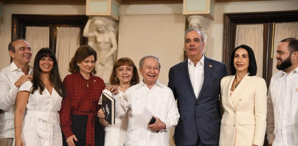 Ellis Pérez es galardonado con el Premio Anual al Adulto Mayor en el Palacio Nacional
