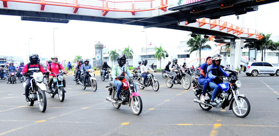 Gremios del transporte respaldan plan para regularizar motocicletas con licencias y placas gratuitas