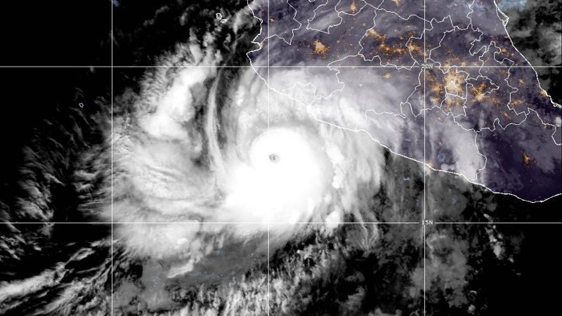Alerta máxima en la costa mexicana ante el avance del potente huracán Simon de categoría 4
