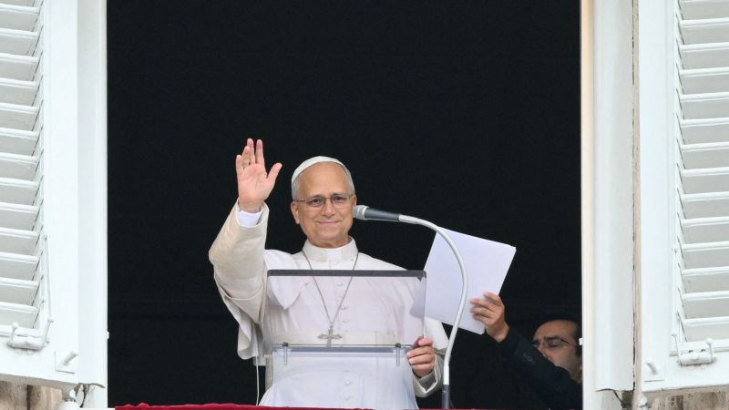 El papa León XIV reaparece en la Plaza de San Pedro tras exitosa cirugía por cáncer de pulmón