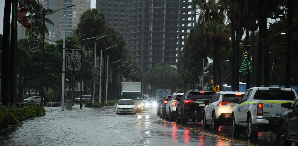 Vaguada azota el Gran Santo Domingo y el sur: más de 30 comunidades aisladas y 23 provincias en alerta