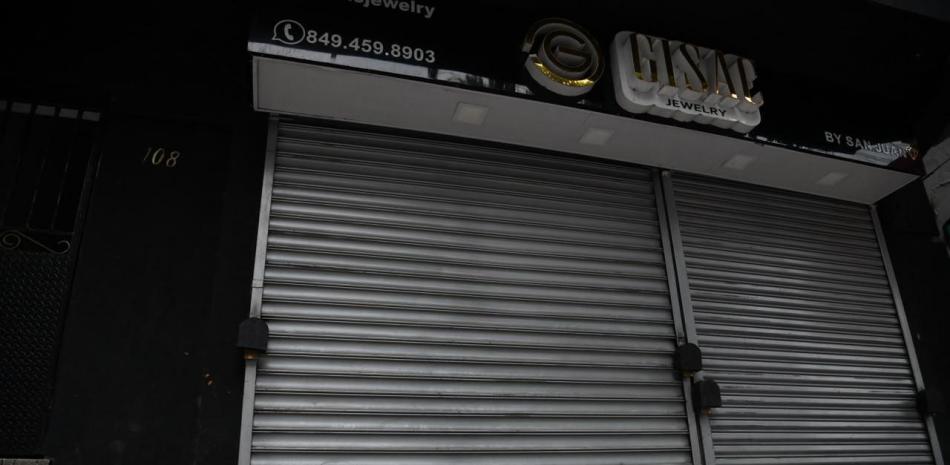 Frustran asalto a tiros en joyería de Villa Juana; guardia de seguridad resulta herido en el pecho