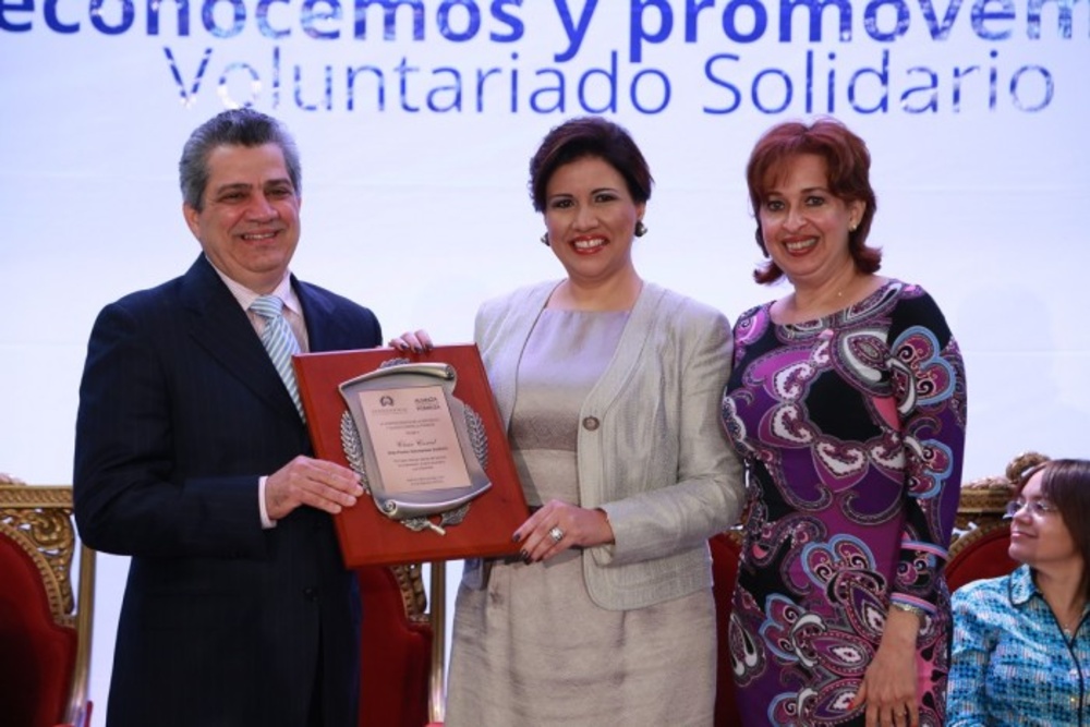Vicepresidenta entrega Premio Voluntariado Solidario‏