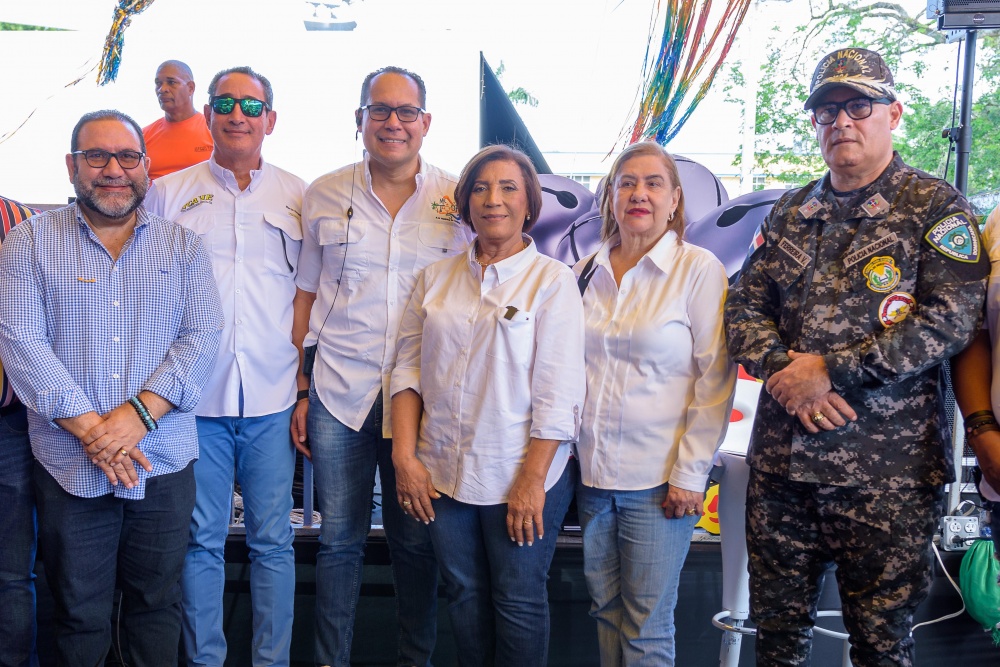 COCAVE y MR. TOURS llevan a miembros de la prensa al inicio del Carnaval Vegano 2025