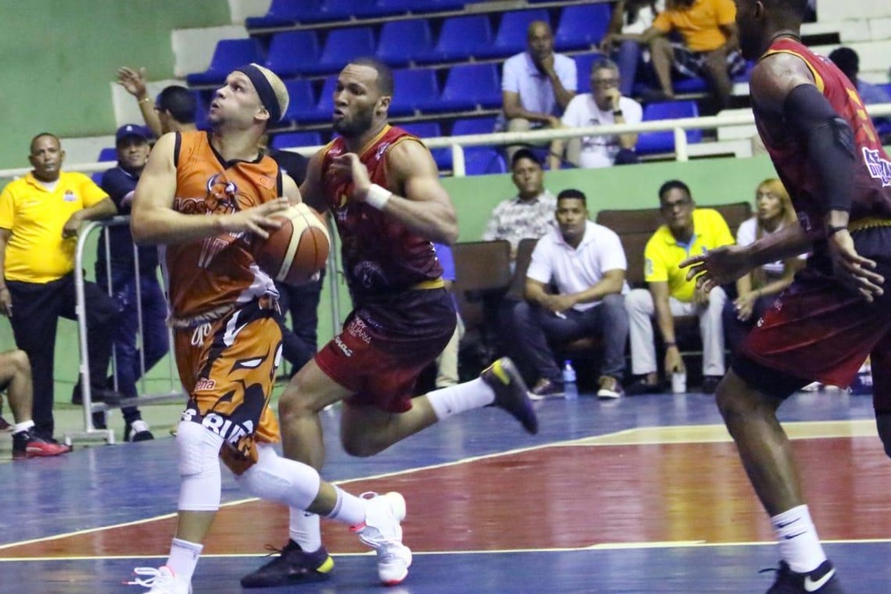 La Tribu gana el primer partido de la serie final contra Guaymate en Torneo La Romana