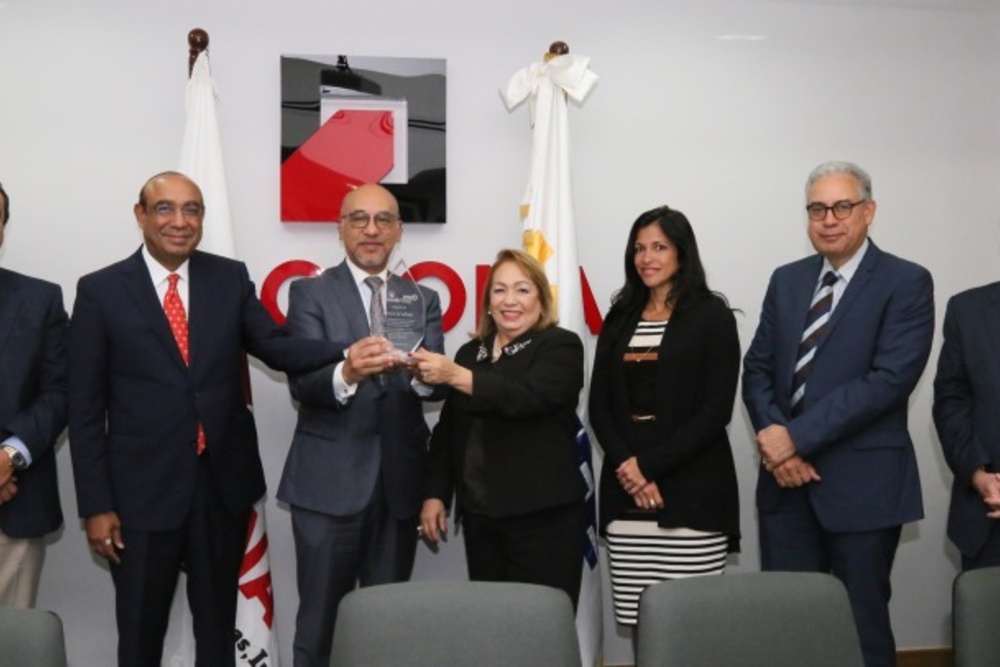 Embajador Aníbal de Castro destaca rol zonas francas. Recibe reconocimiento.